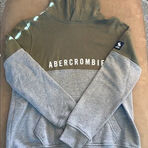 Abercrombie Kids Green and Gray Hoodie
Size 11/12